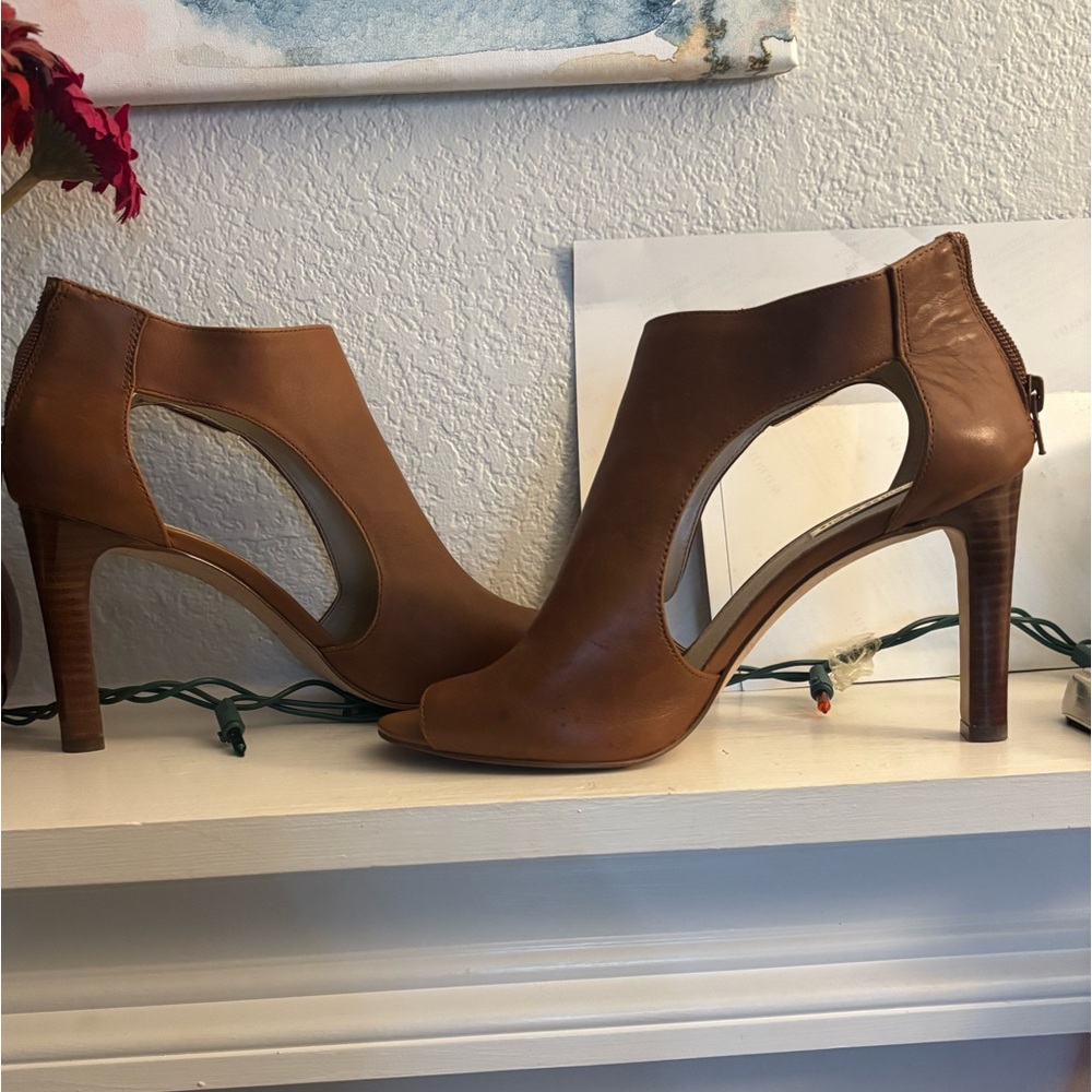 Fashionable Brown Louis et Cie heels - size 9.5